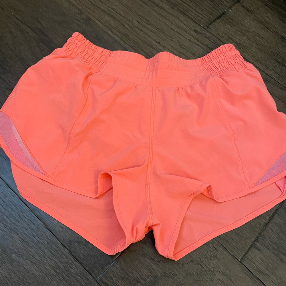 Lululemon coral hotty hot shorts 2.5in size 6